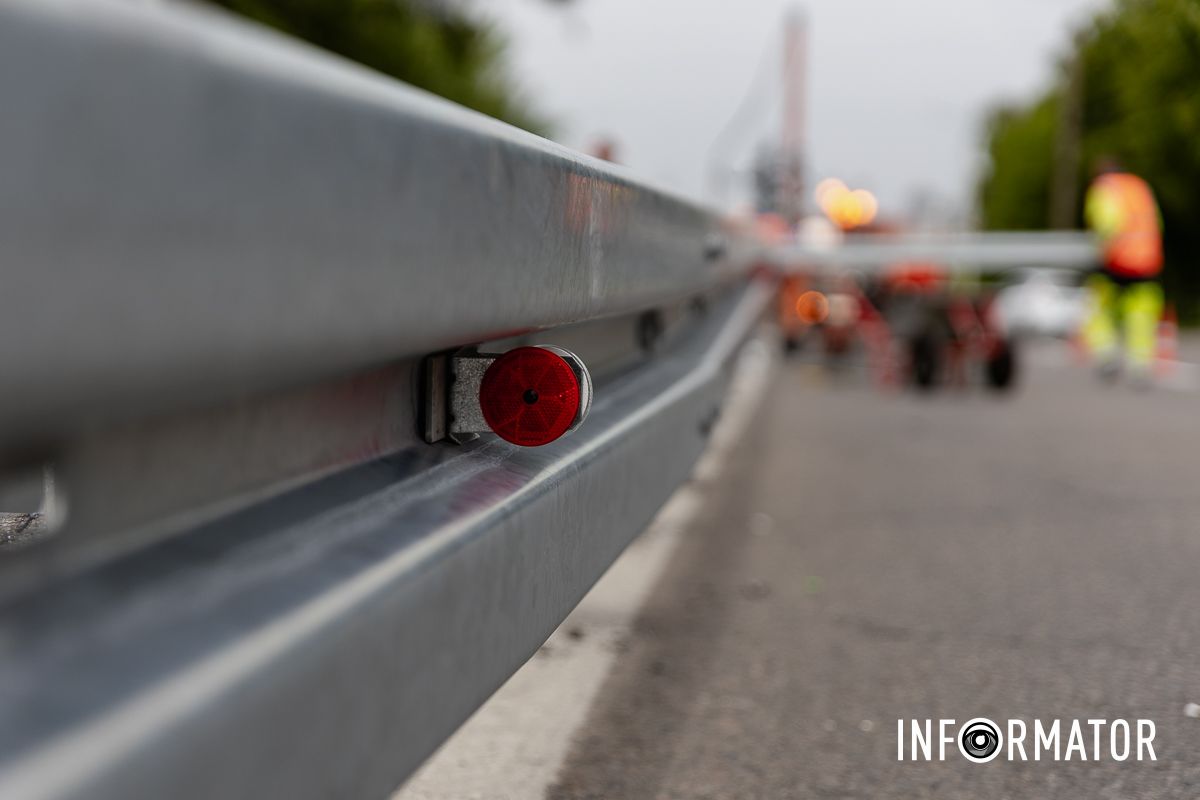Це може врятувати комусь життя Стане безпечніше на дорогах: у Дніпрі на Космічній встановлюють відбійник 8