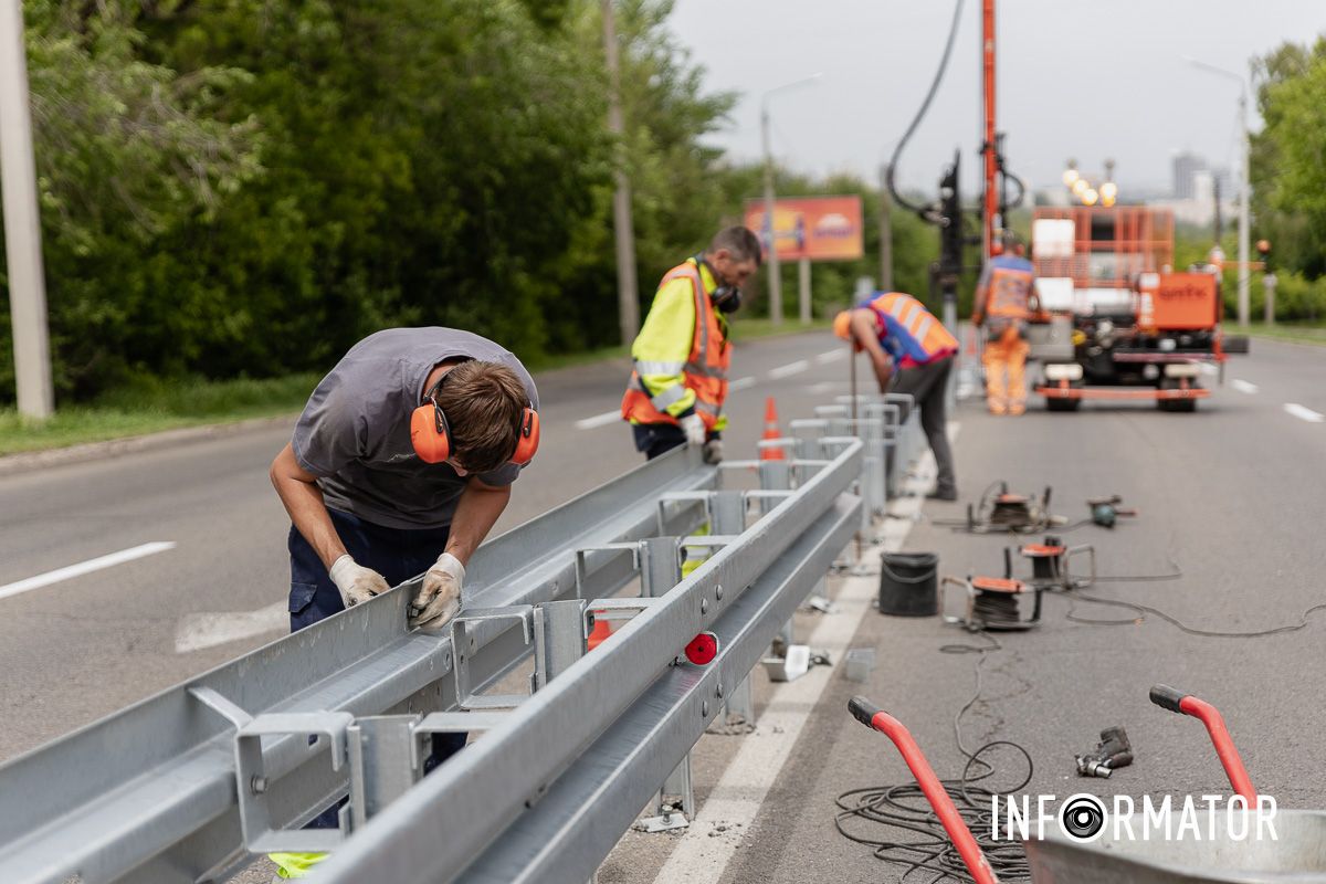 Колесовідбійний брус протестований за європейськими стандартами якості Стане безпечніше на дорогах: у Дніпрі на Космічній встановлюють відбійник 6