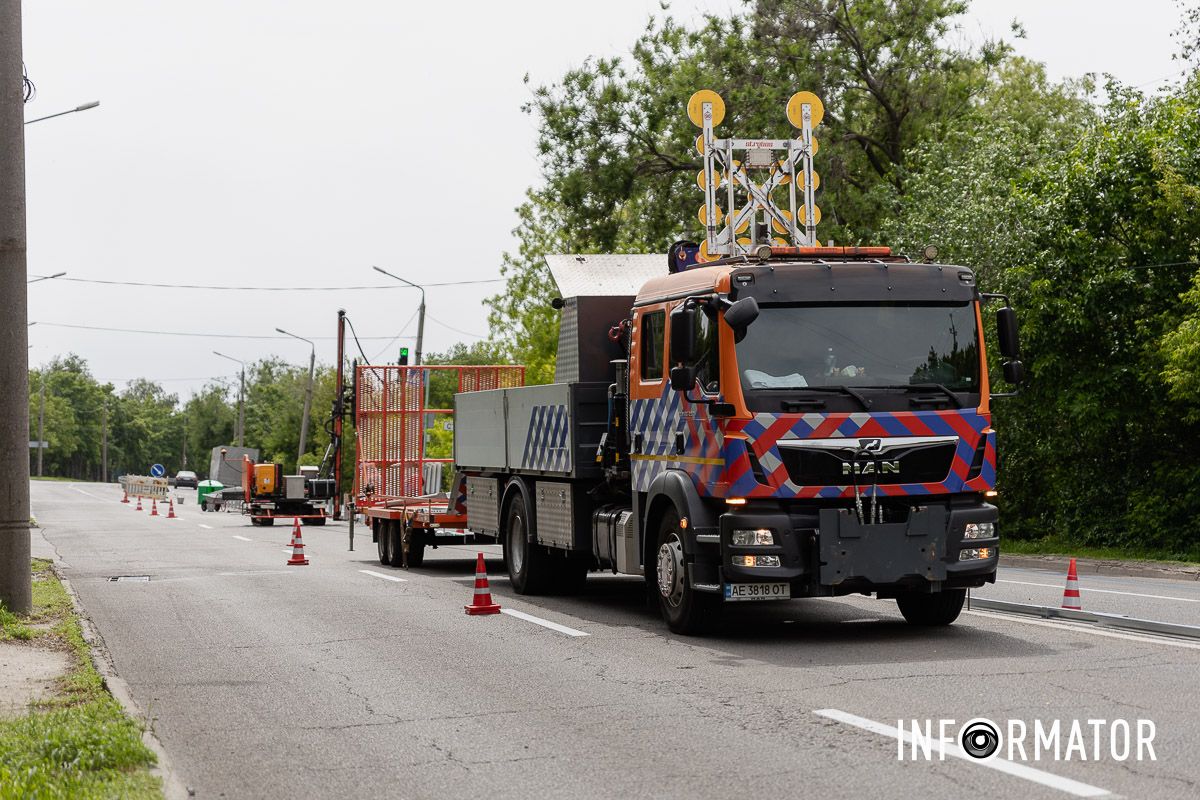 Дорожні будні Стане безпечніше на дорогах: у Дніпрі на Космічній встановлюють відбійник 9