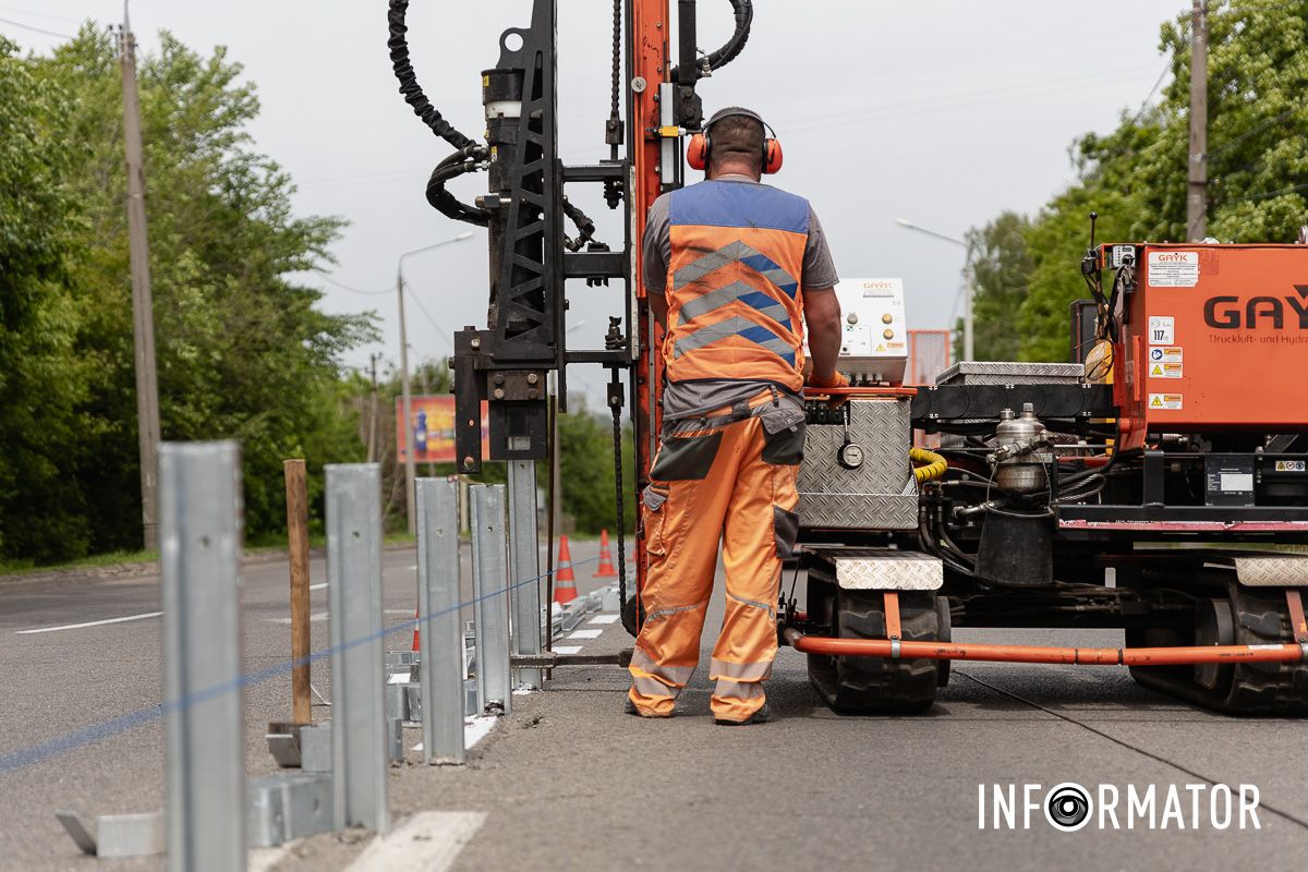 Роботи стартували 26 травня Стане безпечніше на дорогах: у Дніпрі на Космічній встановлюють відбійник 10