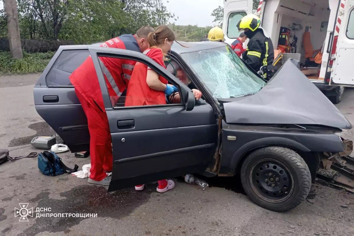 ДТП у Криворізькому районі Постраждали троє чоловіків, двох з них затиснуло в салоні: у Дніпропетровській області ВАЗ потрапив у ДТП 1