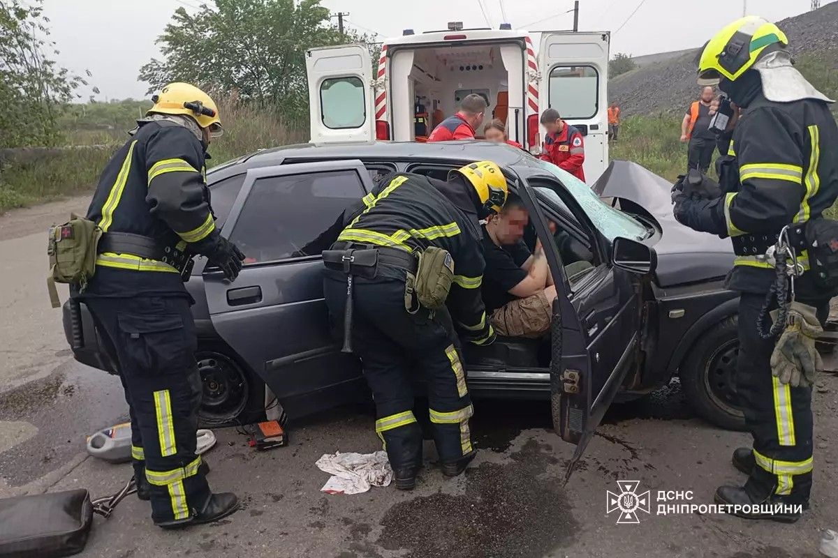 Двох постраждалих деблокували з авто рятувальники Постраждали троє чоловіків, двох з них затиснуло в салоні: у Дніпропетровській області ВАЗ потрапив у ДТП 3