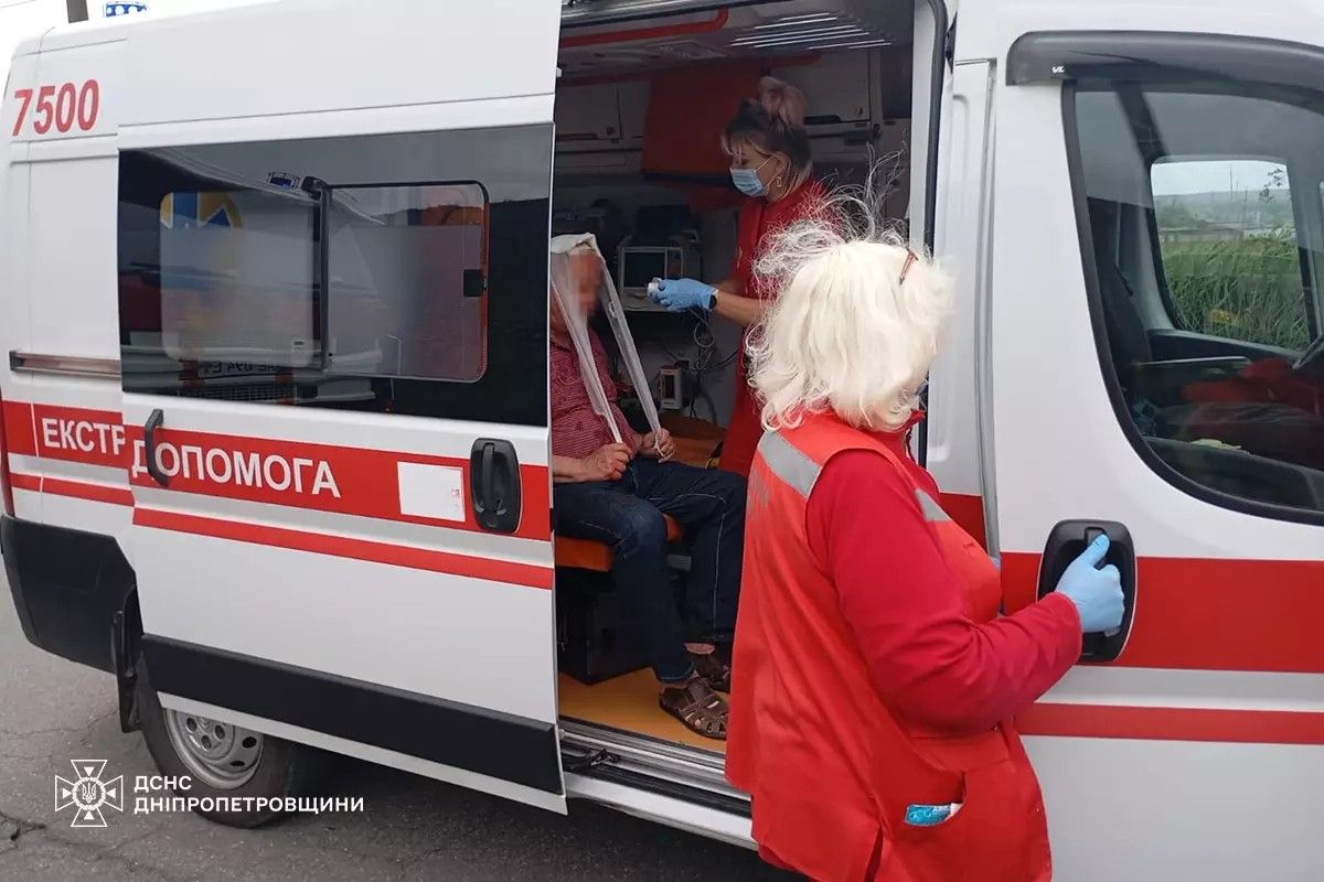 Постраждали троє чоловіків Постраждали троє чоловіків, двох з них затиснуло в салоні: у Дніпропетровській області ВАЗ потрапив у ДТП 2