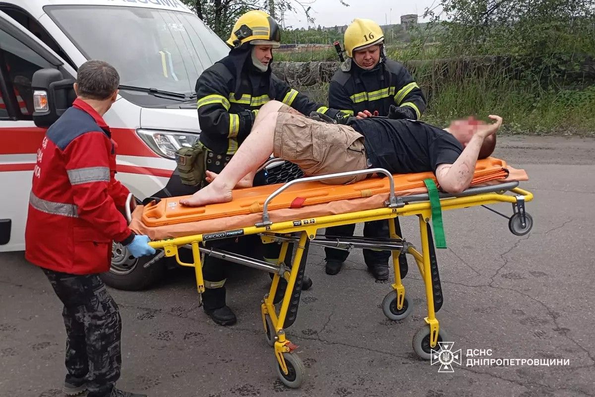 Усі обставини аварії встановлюють правоохоронці Постраждали троє чоловіків, двох з них затиснуло в салоні: у Дніпропетровській області ВАЗ потрапив у ДТП 4