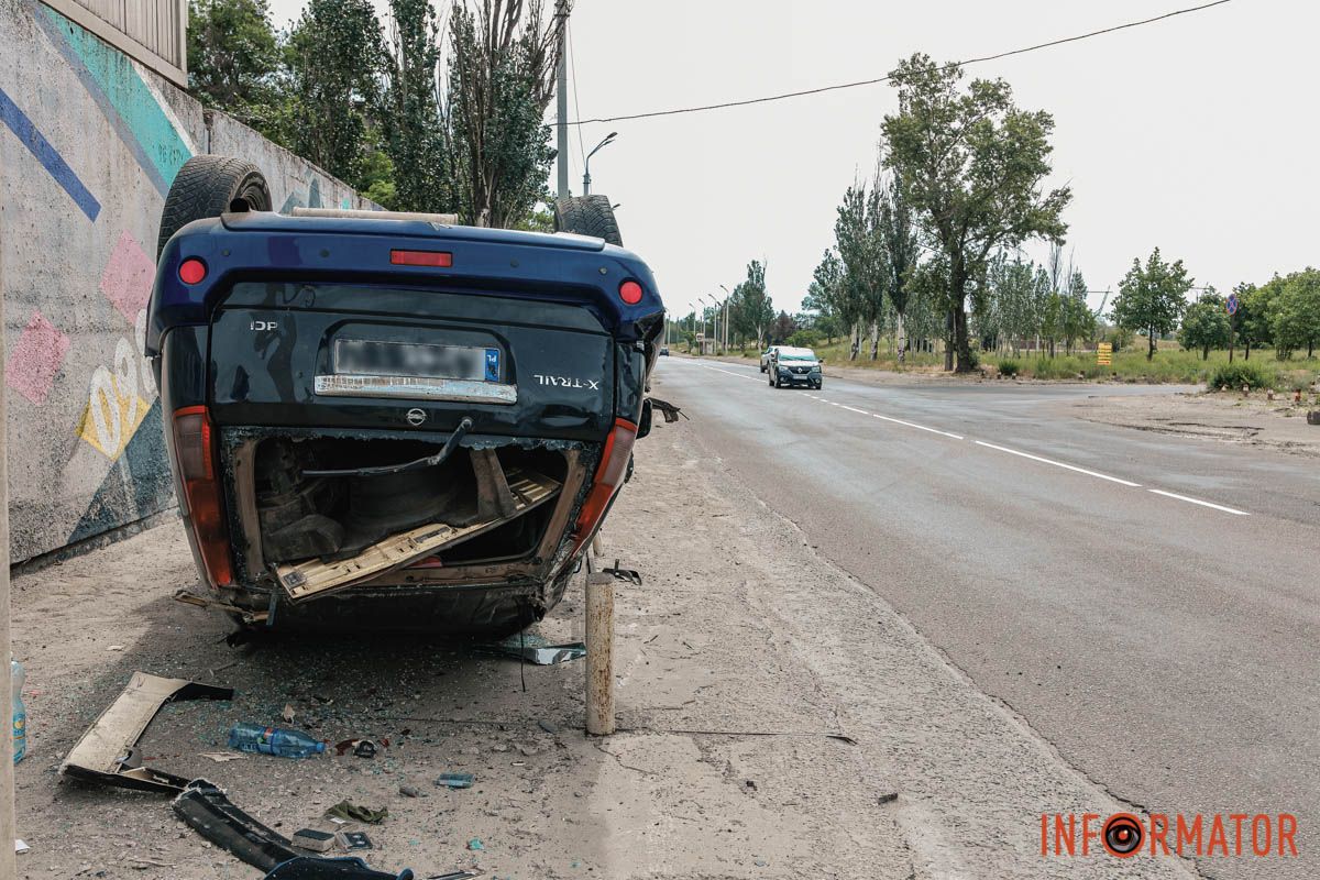 Уламки розкидало поруч з перевернутим авто На Курсантській зіштовхнулися Nissan та Renault: одна з машин перекинулась на дах 14