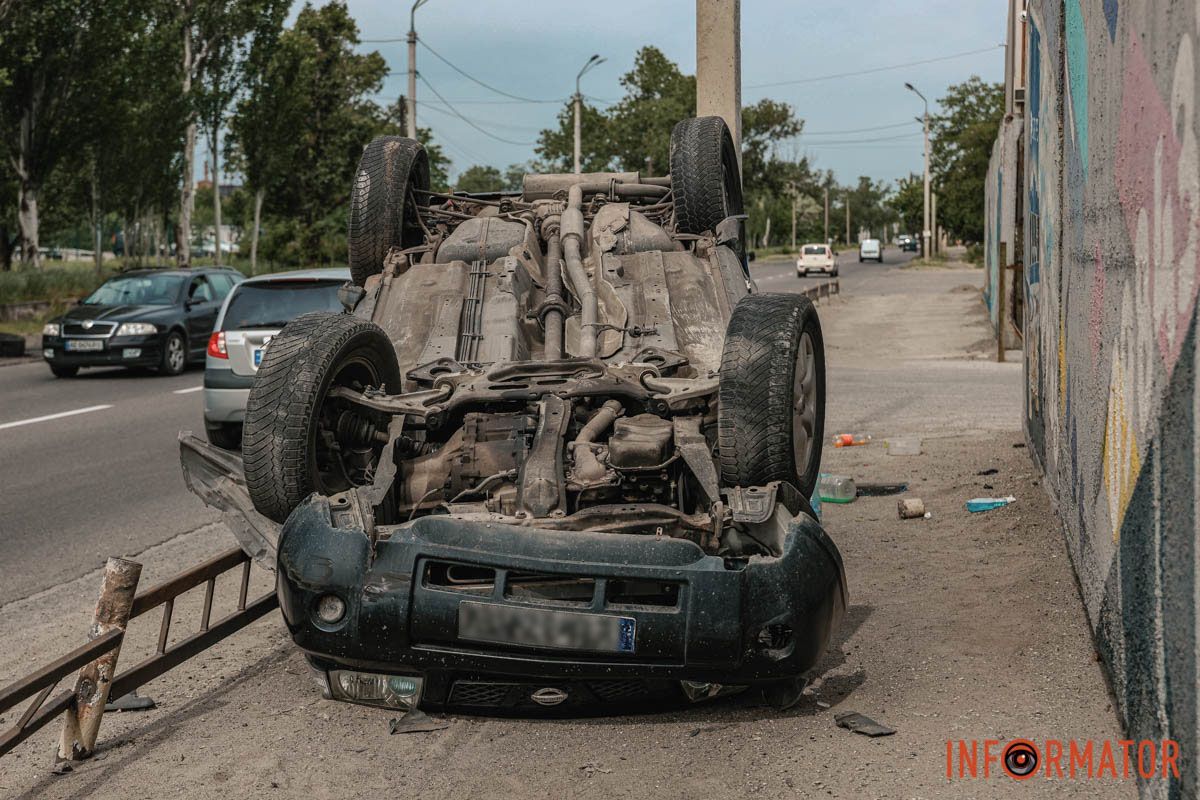 Дах машини повністю зім'яло На Курсантській зіштовхнулися Nissan та Renault: одна з машин перекинулась на дах 15
