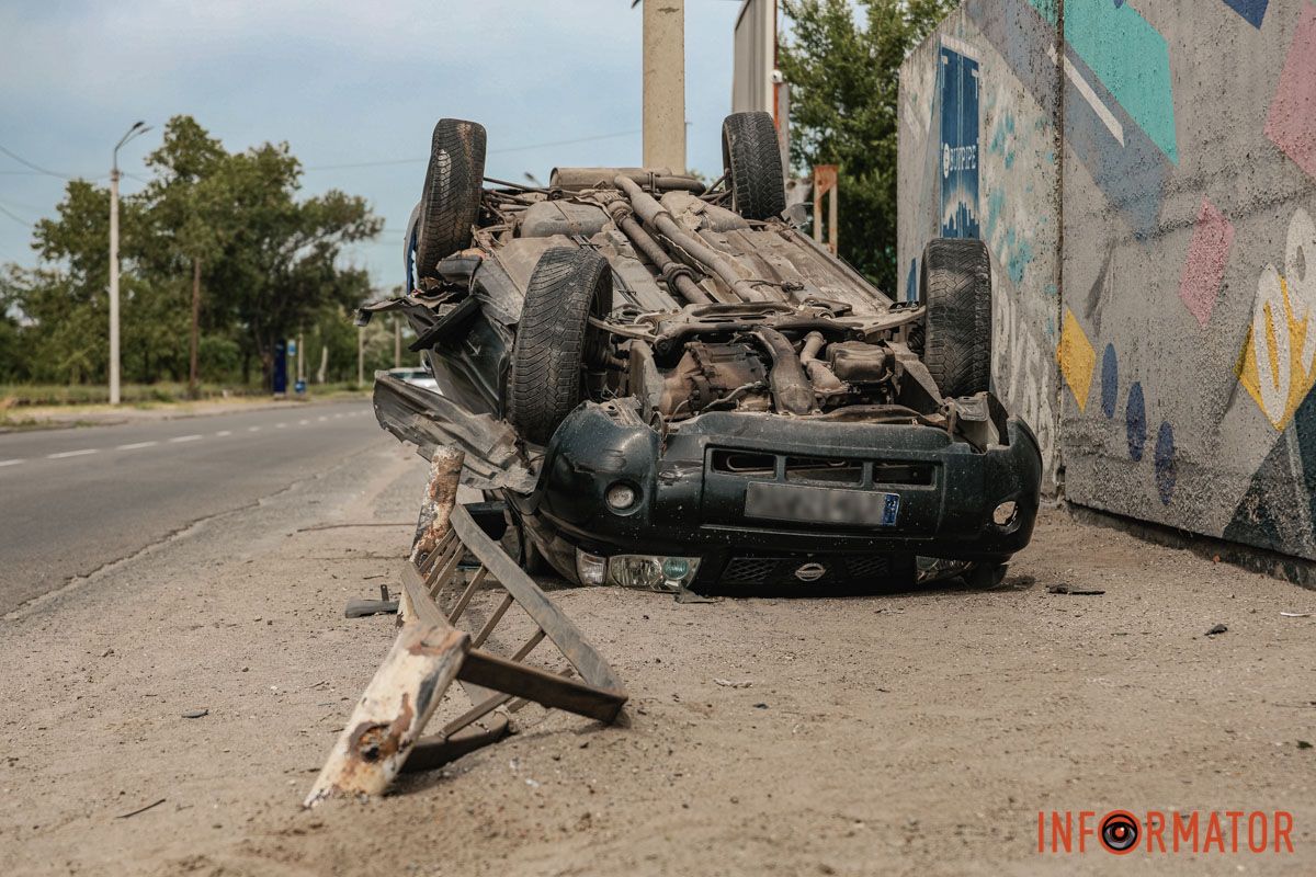 У Дніпрі на вулиці Курсантській сталася аварія На Курсантській зіштовхнулися Nissan та Renault: одна з машин перекинулась на дах 1
