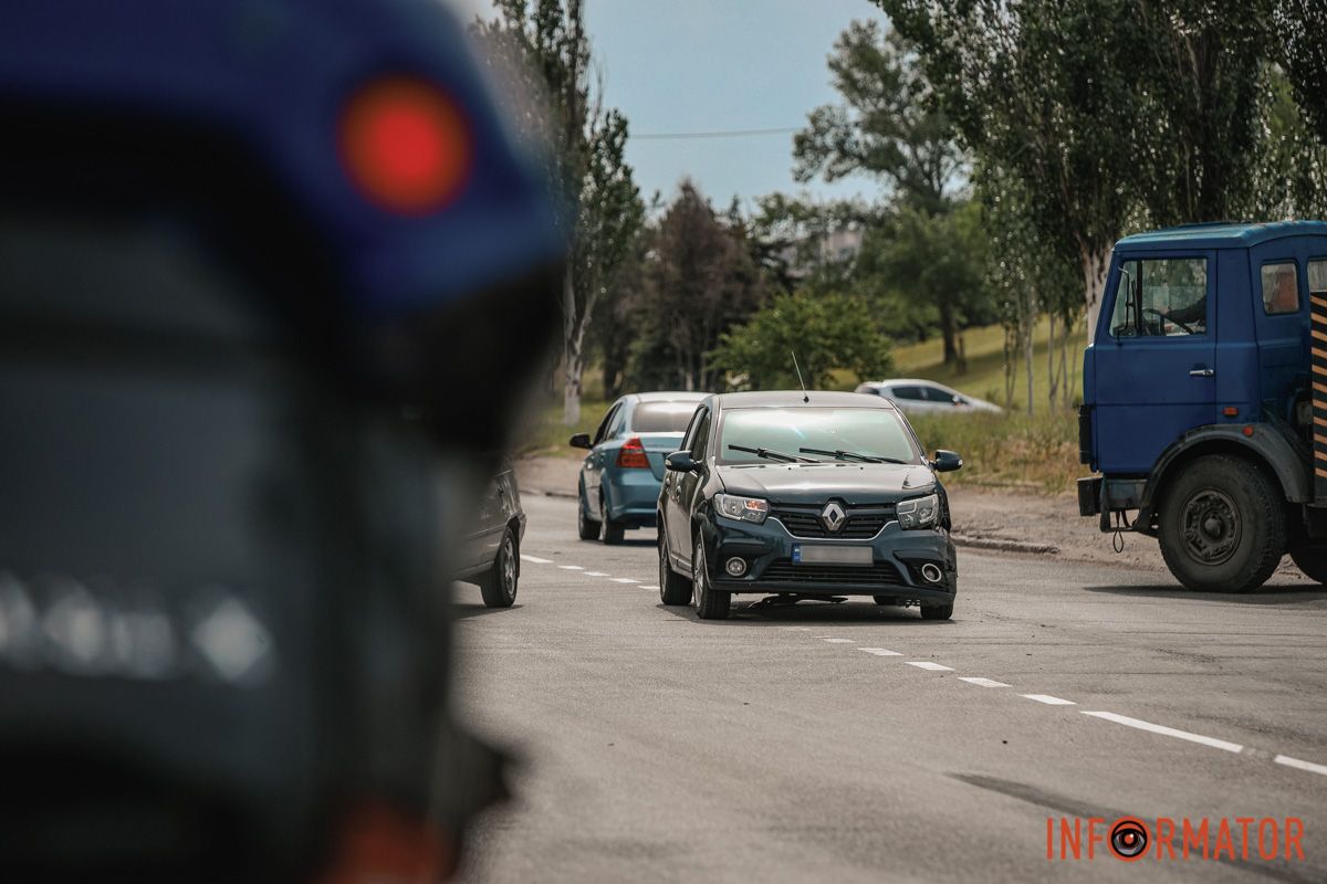 Сюди приїхали правоохоронці На Курсантській зіштовхнулися Nissan та Renault: одна з машин перекинулась на дах 4