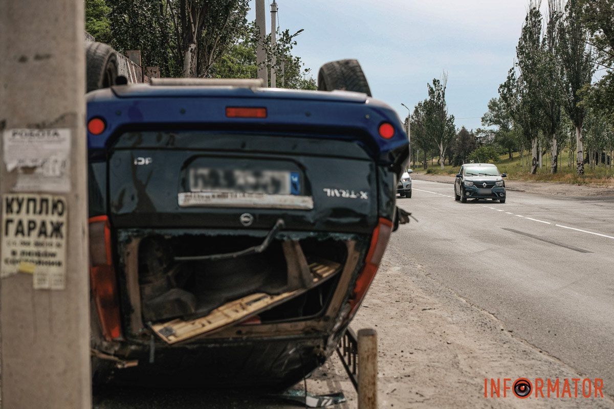 Зайнята одна смуга На Курсантській зіштовхнулися Nissan та Renault: одна з машин перекинулась на дах 5
