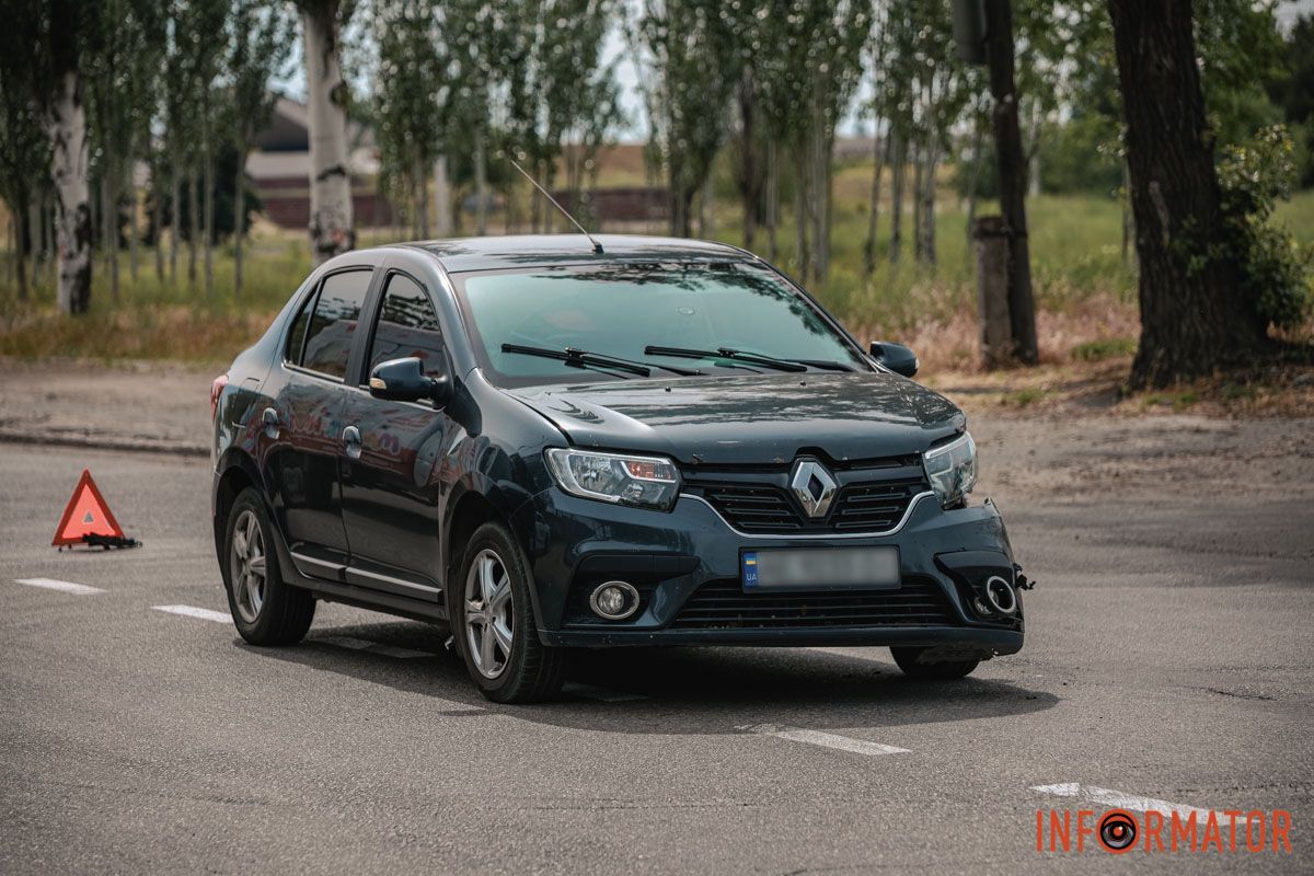 Другий учасник аварії На Курсантській зіштовхнулися Nissan та Renault: одна з машин перекинулась на дах 10