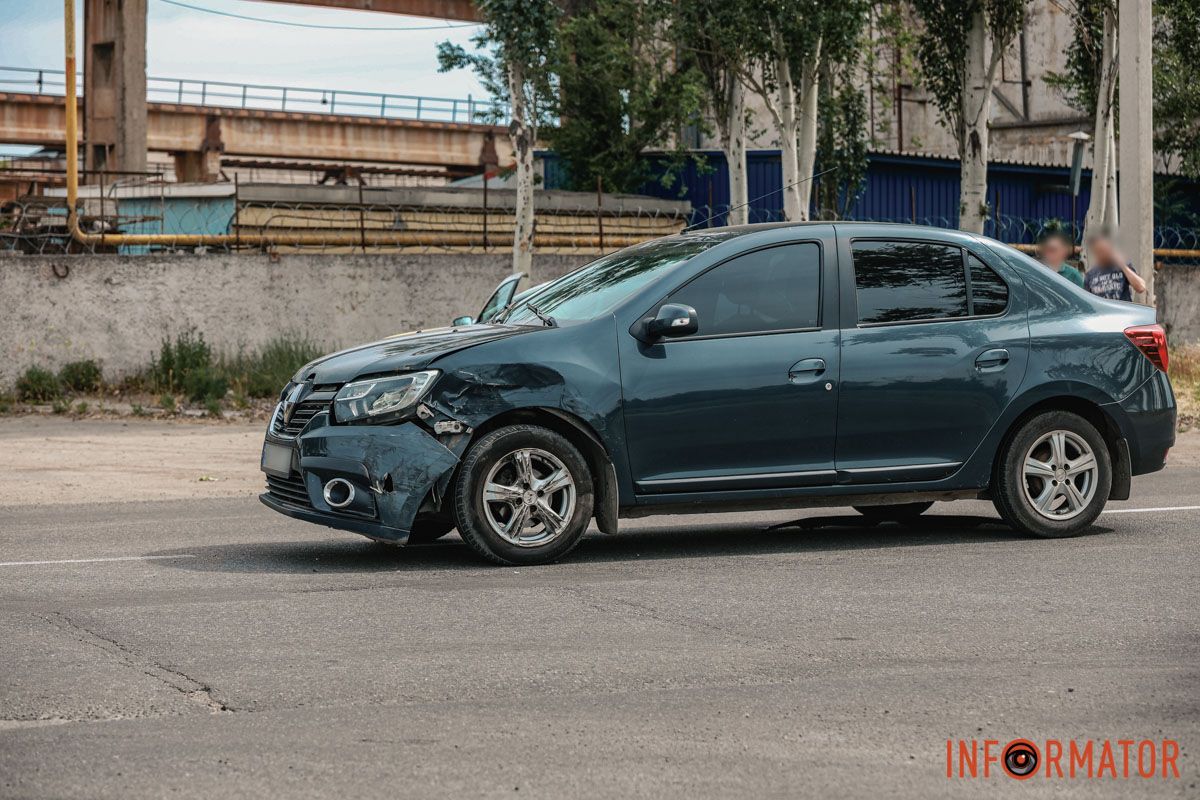 У авто пом'ята передня частина На Курсантській зіштовхнулися Nissan та Renault: одна з машин перекинулась на дах 11