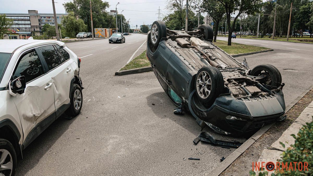 Ford зіткнувся з Toyota та перекинувся на дах: ДТП на Січеславській Набережній у Дніпрі