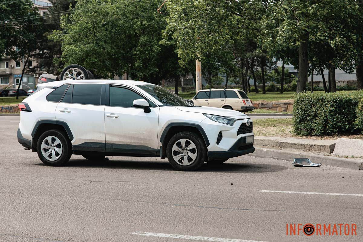 Автомобили остаются на месте аварии Ford столкнулся с Toyota и опрокинулся на крышу: ДТП на Сичеславской Набережной в Днепре 13