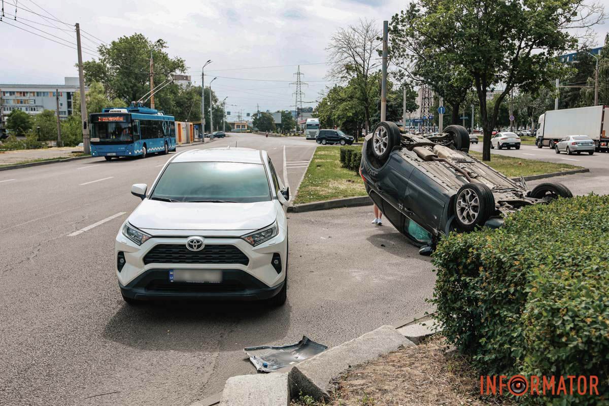 Во вторник, 27 мая, на Сичеславской Набережной произошла авария Ford столкнулся с Toyota и опрокинулся на крышу: ДТП на Сичеславской Набережной в Днепре 1