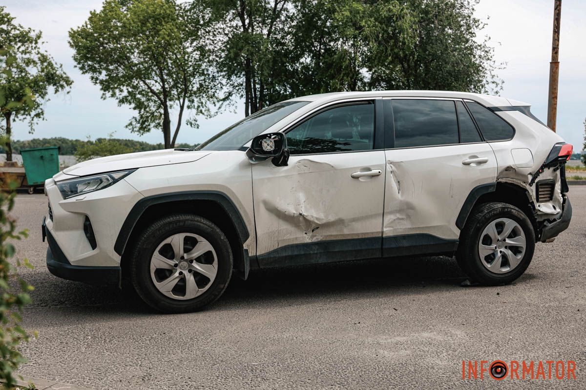 Там столкнулись Ford и Toyota Ford столкнулся с Toyota и опрокинулся на крышу: ДТП на Сичеславской Набережной в Днепре 3