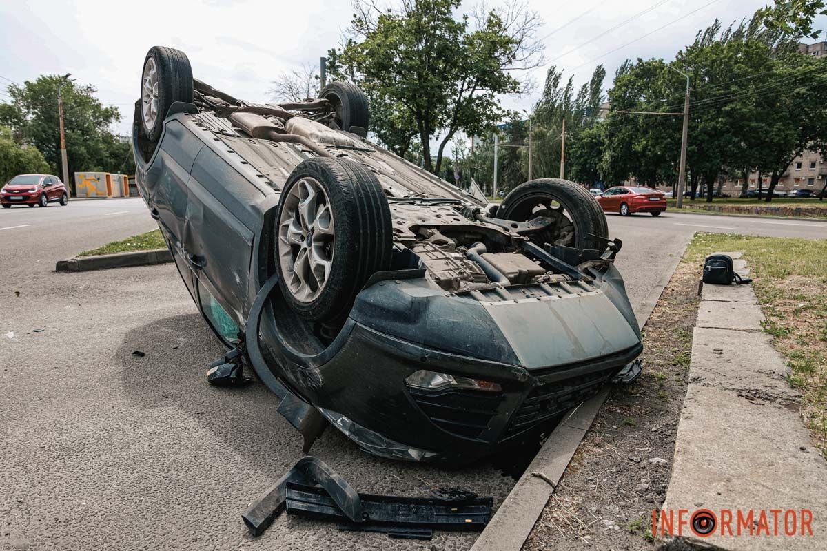 В результате ДТП Ford перевернулся на крышу Ford столкнулся с Toyota и опрокинулся на крышу: ДТП на Сичеславской Набережной в Днепре 4