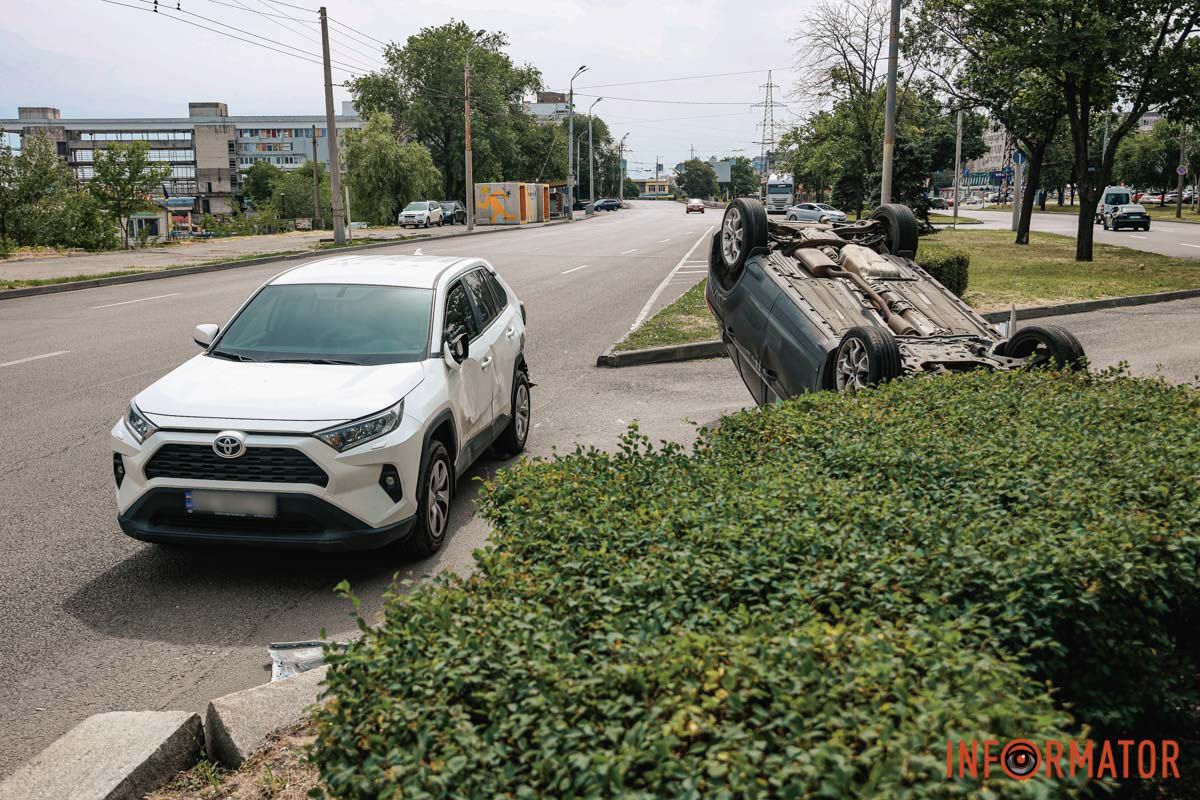 Предварительно, автомобили двигались в сторону Набережной Заводской Ford столкнулся с Toyota и опрокинулся на крышу: ДТП на Сичеславской Набережной в Днепре 5