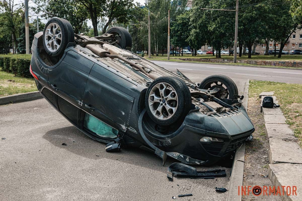 Toyota начала поворачивать со второй полосы налево Ford столкнулся с Toyota и опрокинулся на крышу: ДТП на Сичеславской Набережной в Днепре 6