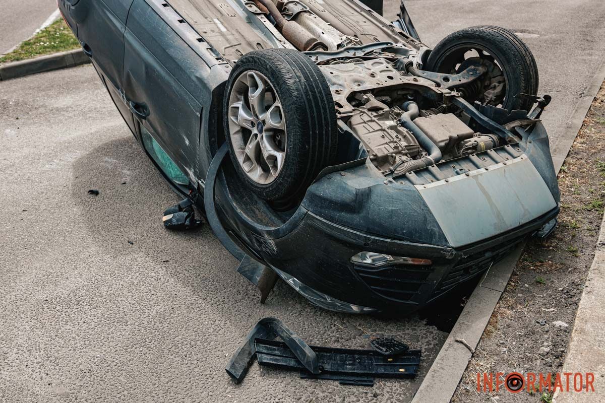 В это время другой участник ДТП двигался по левой полосе сзади Ford столкнулся с Toyota и опрокинулся на крышу: ДТП на Сичеславской Набережной в Днепре 7