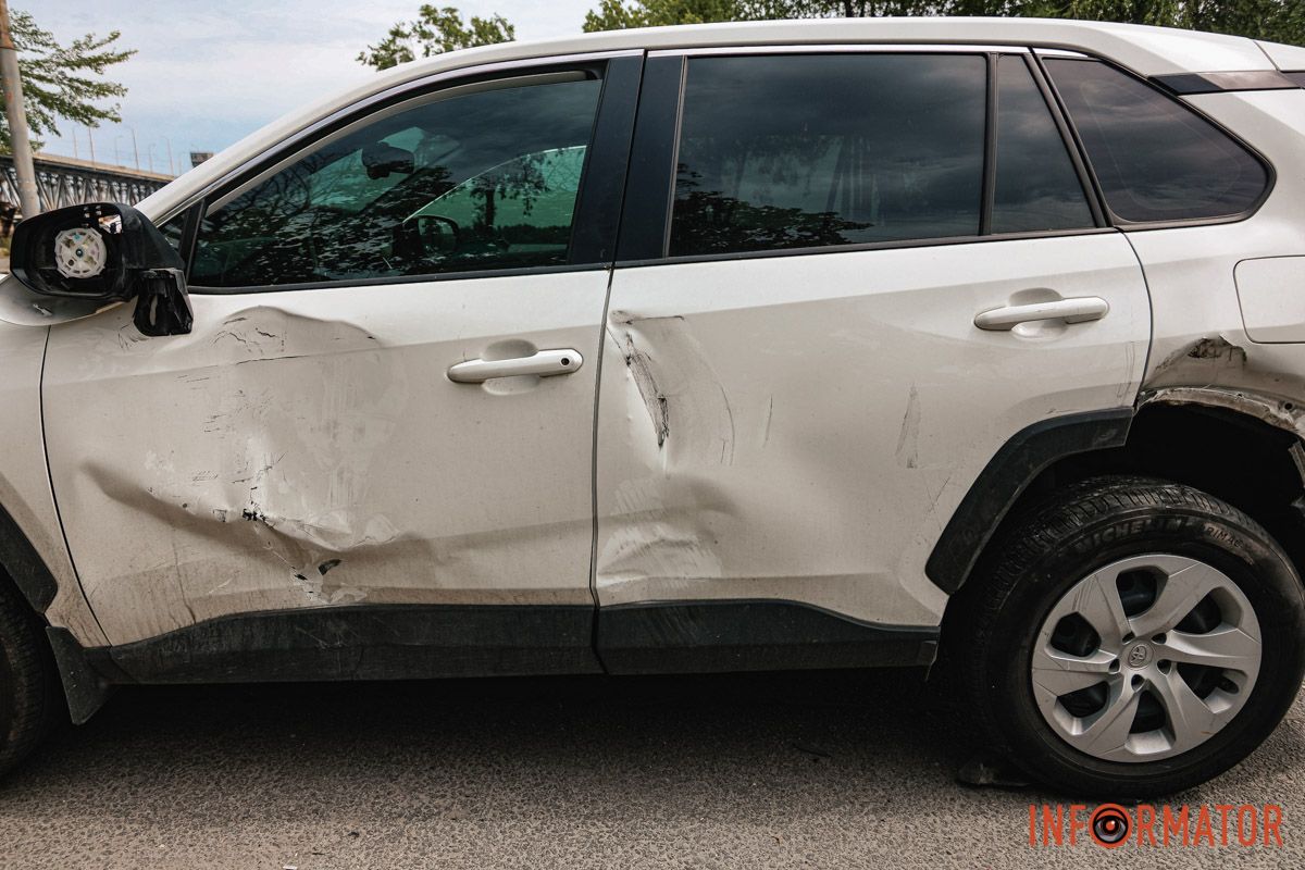 В результате Ford задел Toyota и опрокинулся. Ford столкнулся с Toyota и опрокинулся на крышу: ДТП на Сичеславской Набережной в Днепре 8