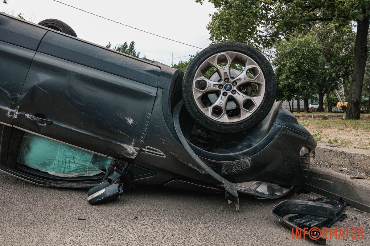 Авария произошла в 9:28 Ford столкнулся с Toyota и опрокинулся на крышу: ДТП на Сичеславской Набережной в Днепре 9