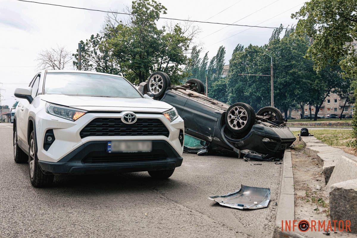 Учитывайте это при планировании своих поездок Ford столкнулся с Toyota и опрокинулся на крышу: ДТП на Сичеславской Набережной в Днепре 11