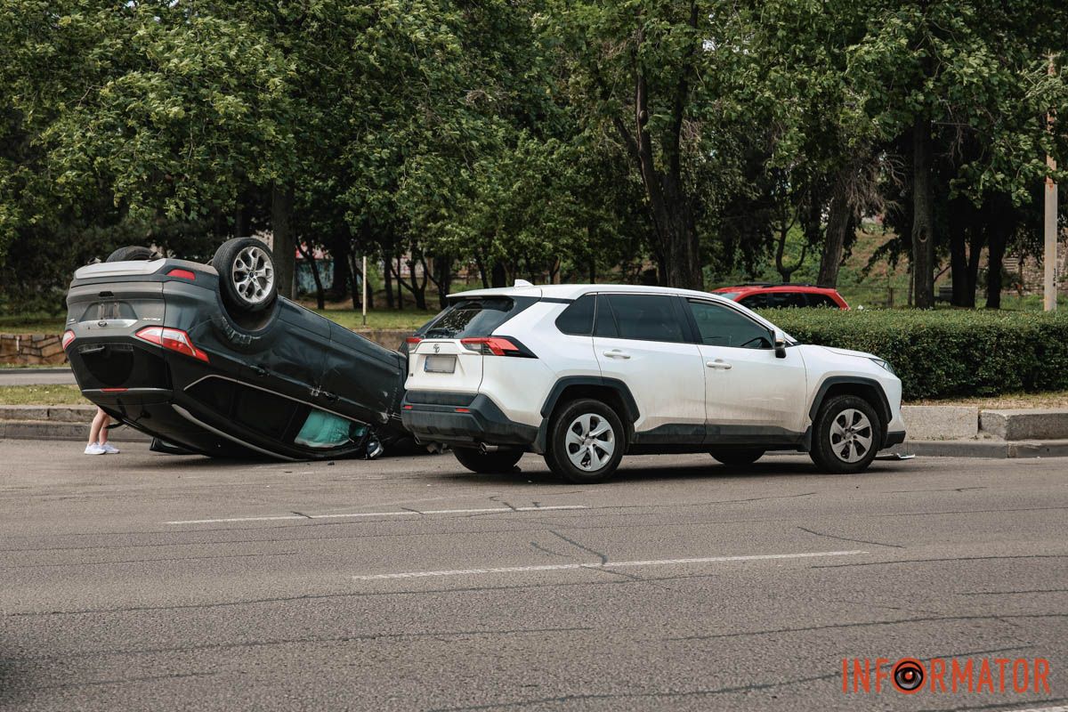 Все обстоятельства ДТП выясняются Ford столкнулся с Toyota и опрокинулся на крышу: ДТП на Сичеславской Набережной в Днепре 12