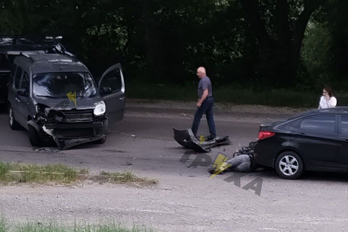 Мотоцикліст зіштовхнувся з Renault та врізався у Hyundai Мотоцикліст зіштовхнувся з Renault та врізався у Hyundai