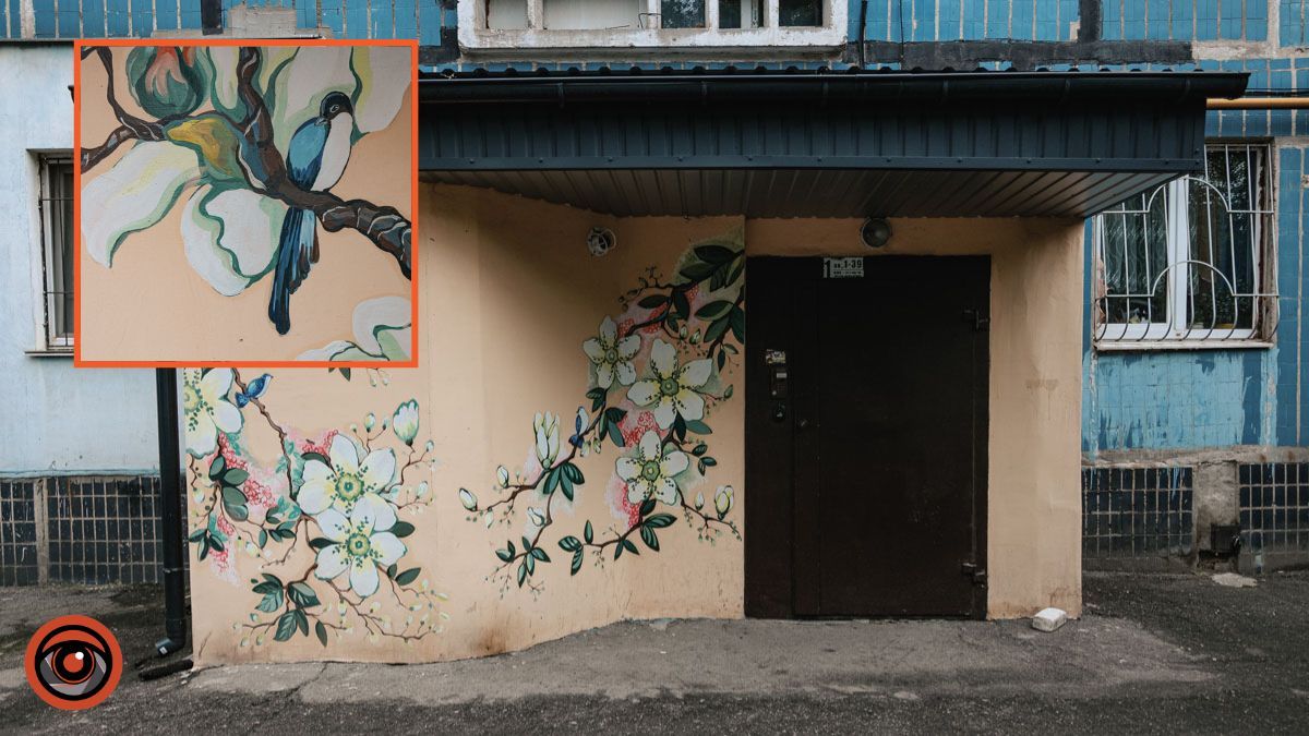 Квітки та пташки: у Дніпрі на вулиці Юрія Липи два підʼїзди прикрашають мурали