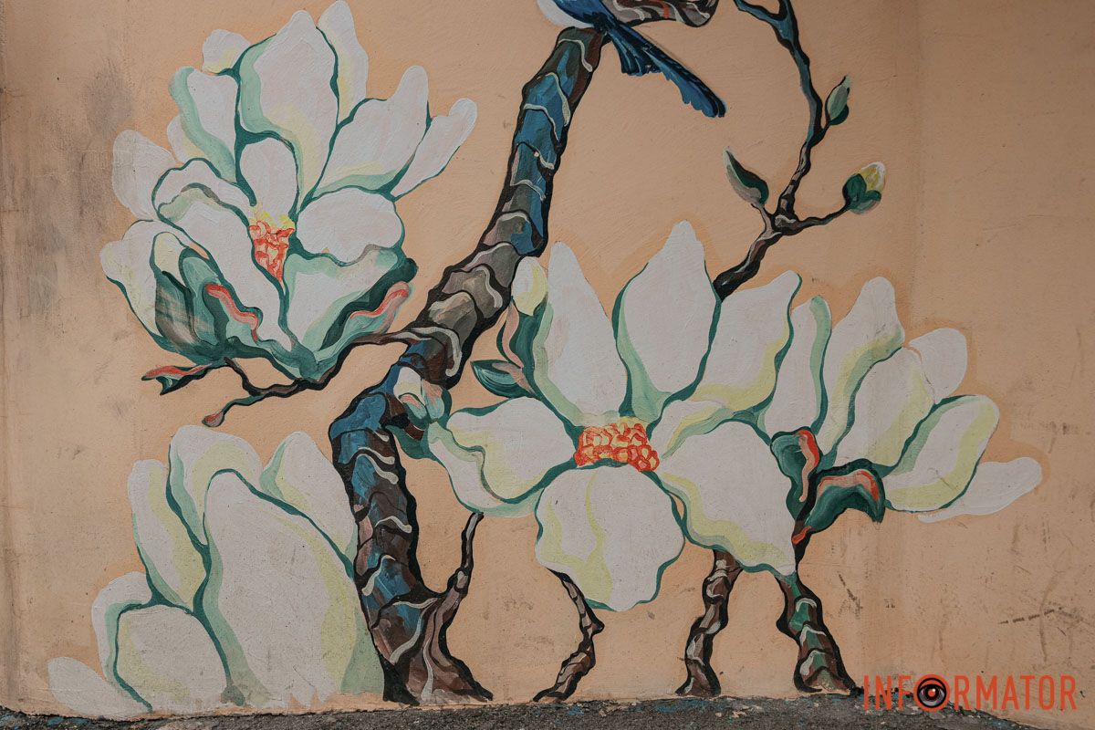 Це не фільтр — це фасад Квітки та пташки: у Дніпрі на вулиці Юрія Липи два підʼїзди прикрасили мурали 16