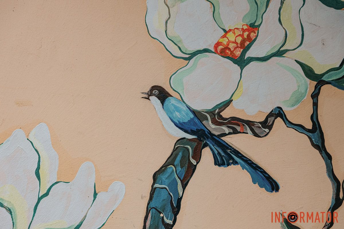 Мурал, який рятує зір від сірої рутини Квітки та пташки: у Дніпрі на вулиці Юрія Липи два підʼїзди прикрасили мурали 17