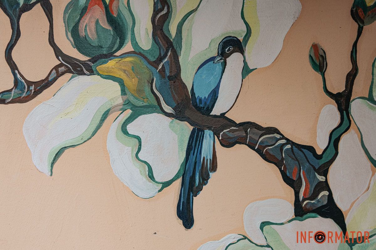 Місто розцвітає, де торкається фарба Квітки та пташки: у Дніпрі на вулиці Юрія Липи два підʼїзди прикрасили мурали 1