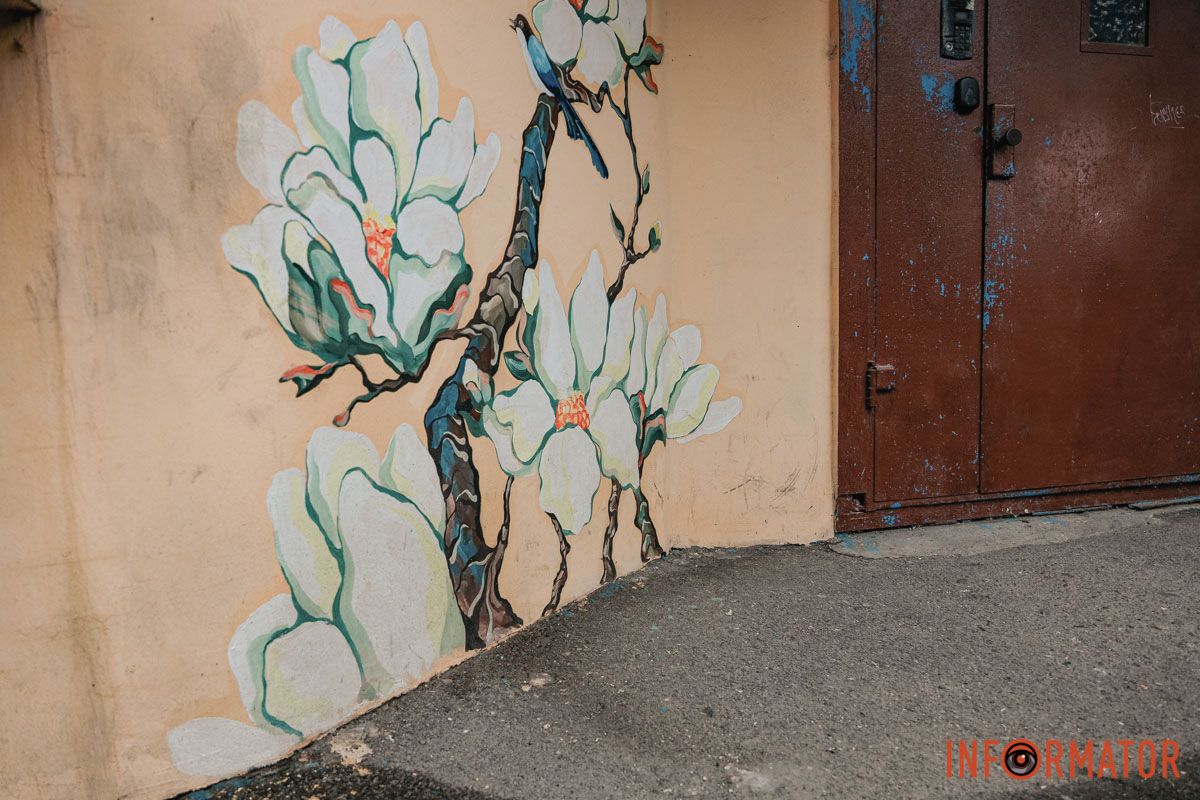 Пташки й квіти Квітки та пташки: у Дніпрі на вулиці Юрія Липи два підʼїзди прикрасили мурали 2
