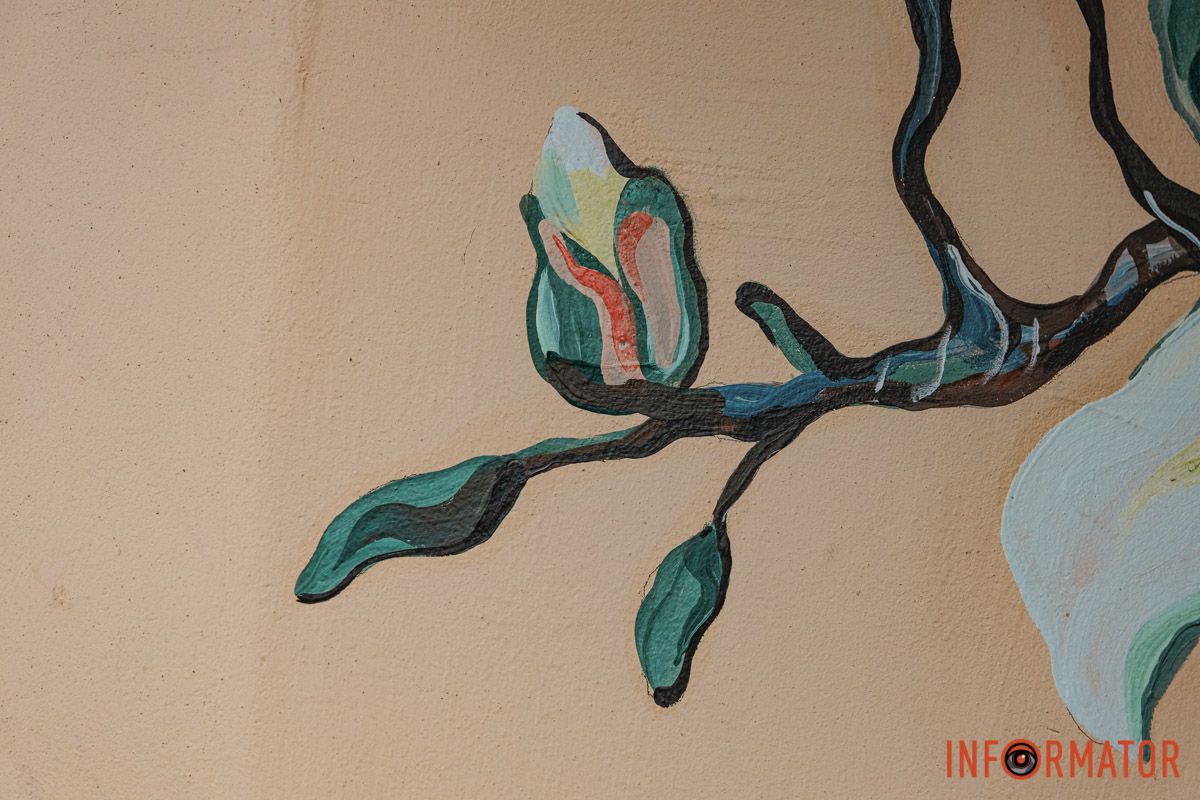 Весна в душі  Квітки та пташки: у Дніпрі на вулиці Юрія Липи два підʼїзди прикрасили мурали 4
