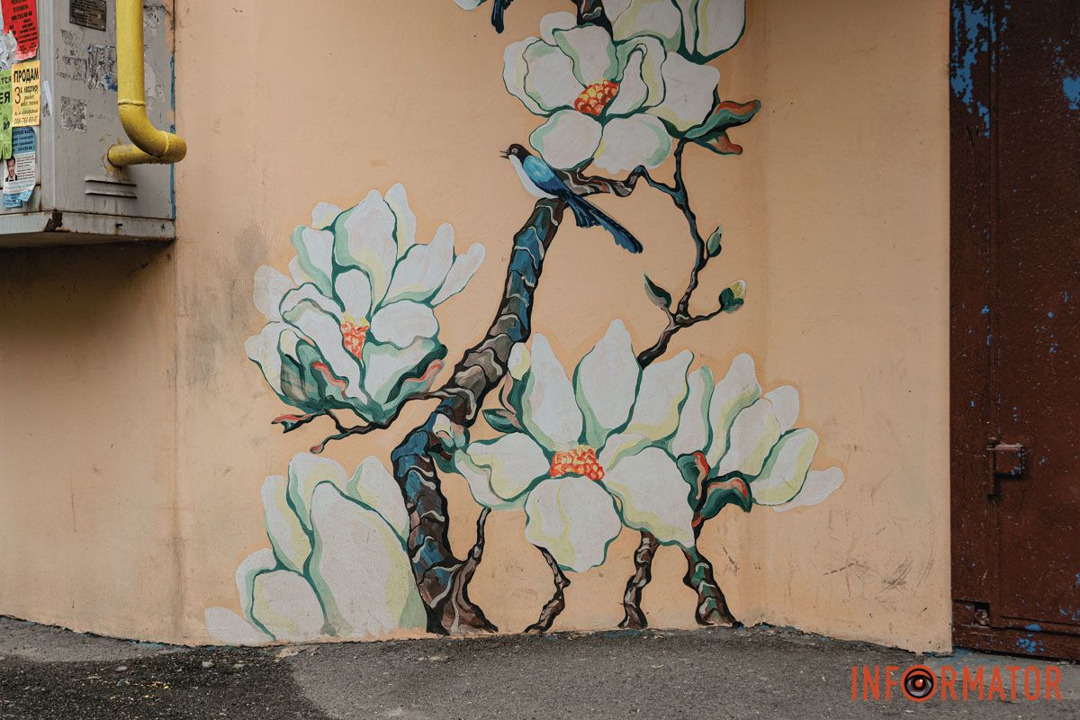 Фасад, що дихає природою Квітки та пташки: у Дніпрі на вулиці Юрія Липи два підʼїзди прикрасили мурали 5