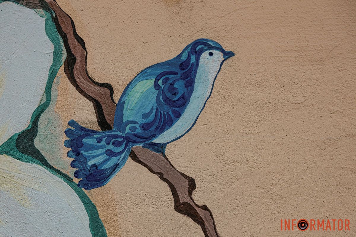 Коли бетон стає полотном Квітки та пташки: у Дніпрі на вулиці Юрія Липи два підʼїзди прикрасили мурали 10