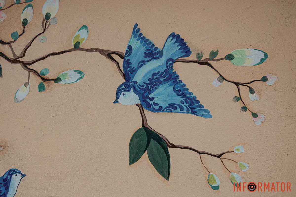 Квіткове шепотіння серед кам’яних вулиць Квітки та пташки: у Дніпрі на вулиці Юрія Липи два підʼїзди прикрасили мурали 9