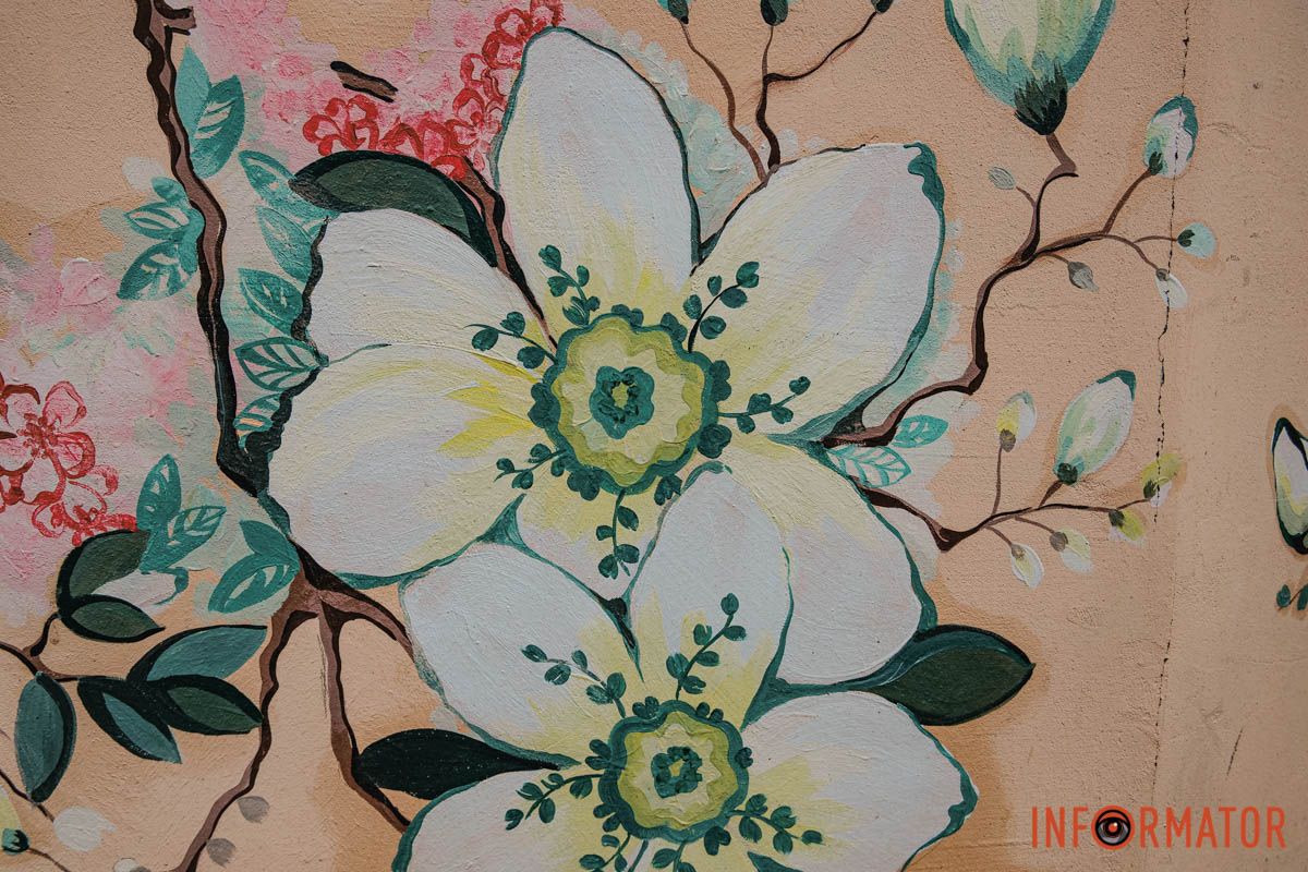 Квіти цвітуть навіть у місті Квітки та пташки: у Дніпрі на вулиці Юрія Липи два підʼїзди прикрасили мурали 8