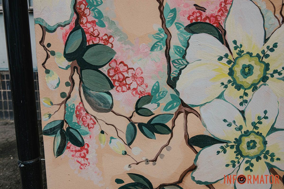 Краса кольорів  Квітки та пташки: у Дніпрі на вулиці Юрія Липи два підʼїзди прикрасили мурали 7