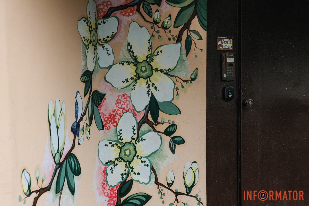 Краса поруч Квітки та пташки: у Дніпрі на вулиці Юрія Липи два підʼїзди прикрасили мурали 6