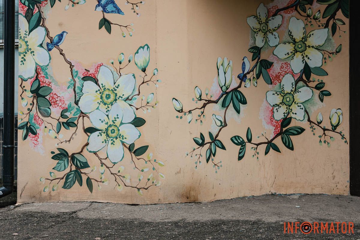 Шматок природи в серці міста Квітки та пташки: у Дніпрі на вулиці Юрія Липи два підʼїзди прикрасили мурали 11