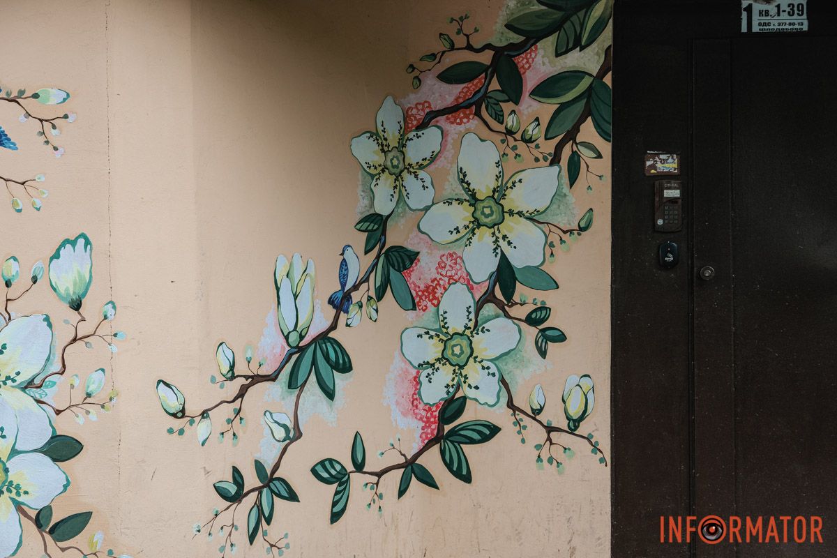 Якби весна була художником Квітки та пташки: у Дніпрі на вулиці Юрія Липи два підʼїзди прикрасили мурали 14