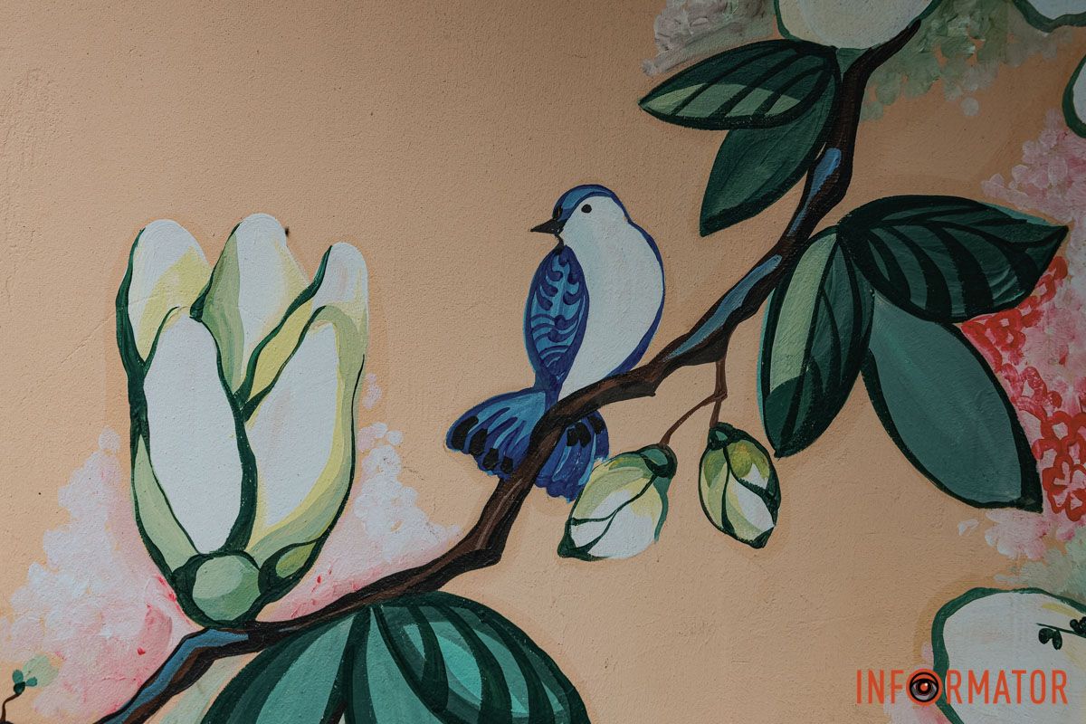 Пташка знає, як прикрасити фасад Квітки та пташки: у Дніпрі на вулиці Юрія Липи два підʼїзди прикрасили мурали 15