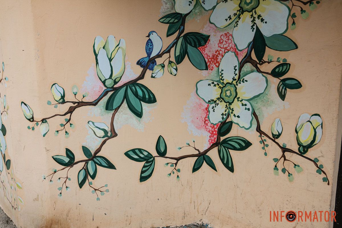 Міська поезія кольору Квітки та пташки: у Дніпрі на вулиці Юрія Липи два підʼїзди прикрасили мурали 13