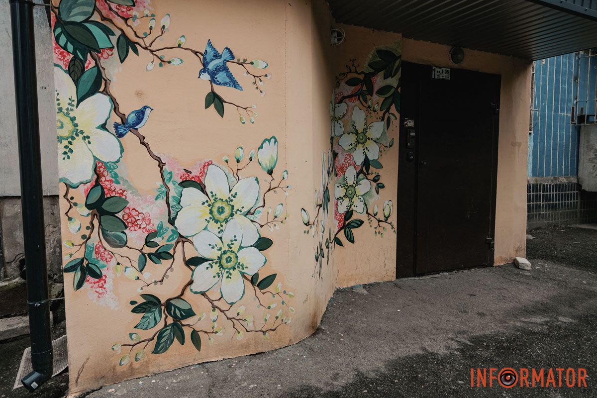 Місто говорить барвами Квітки та пташки: у Дніпрі на вулиці Юрія Липи два підʼїзди прикрасили мурали 12