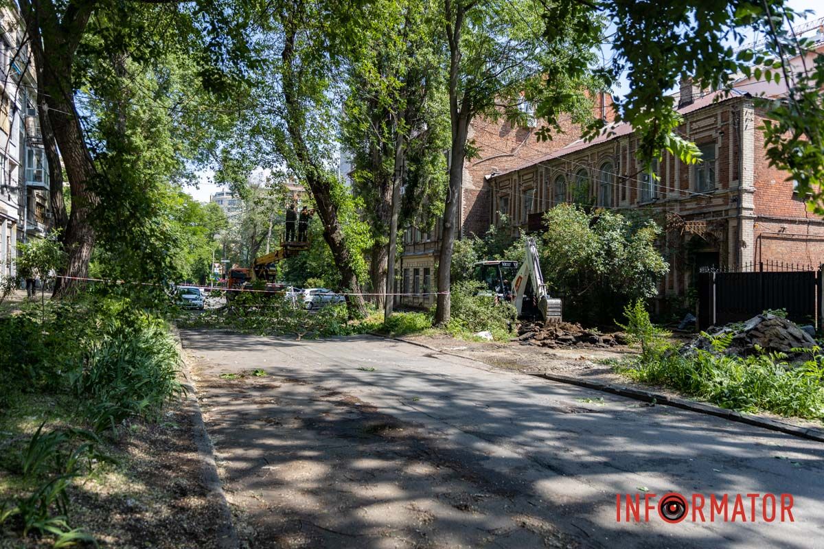 На улице стоит сильный шум