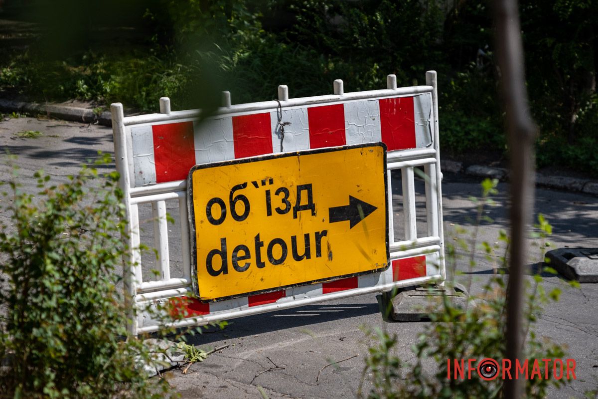 Объехать можно через Донцова по переулку Феодосия Макаревского