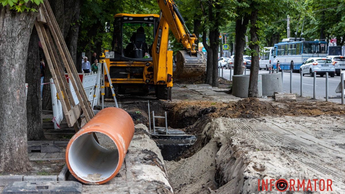 У Дніпрі на Незалежності через ремонт частково перекритий тротуар та розриті ями
