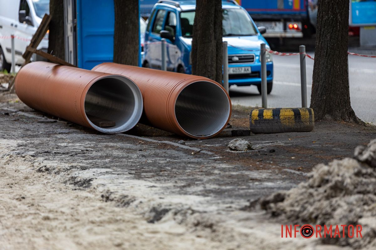 Скільки триватимуть роботи - невідомо У Дніпрі на Незалежності через ремонт каналізації частково перекритий тротуар 11