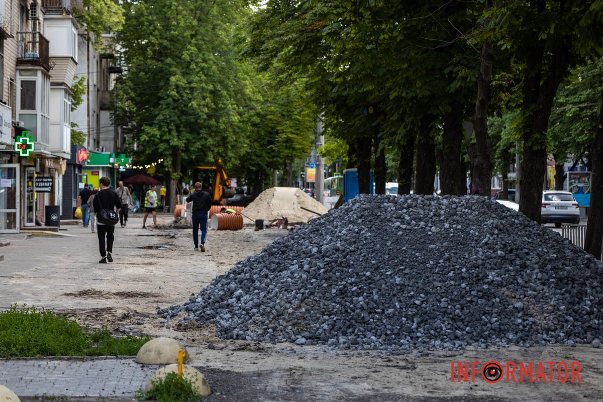 На вулиці Незалежності тривають дорожні роботи У Дніпрі на Незалежності через ремонт каналізації частково перекритий тротуар 1